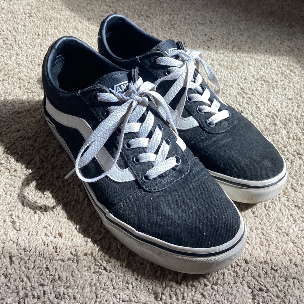 Vans Old Skool Shoe Women’s 8.5